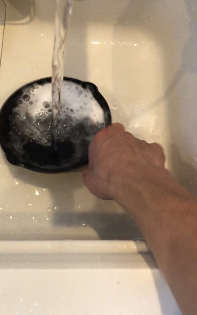 シーズニング前に洗剤でよく洗う