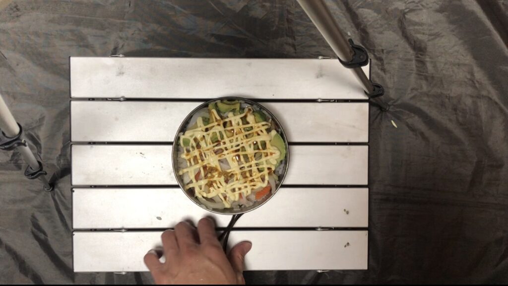 【大人のハッピーセット】「オニオンサーモンアボカ丼＋ZEROの衝撃＋デザート」セット頂きます♪｜キャンプ道具で簡単料理