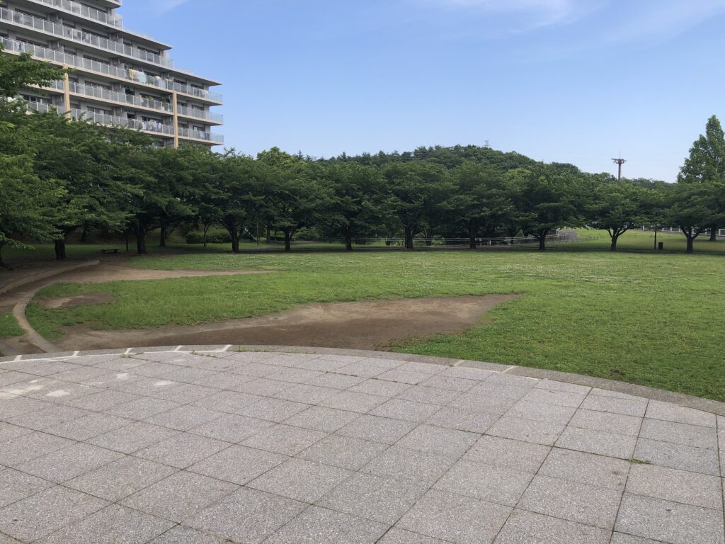 【東京都稲城市：若葉台公園】徹底紹介！｜無料デイキャンプ＆BBQが楽しめる駅近な穴場公園♪