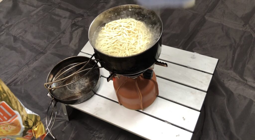 【アラフォー男子の簡単おうちキャンプご飯⑮】｜「キムチーたま味噌ラーメン」