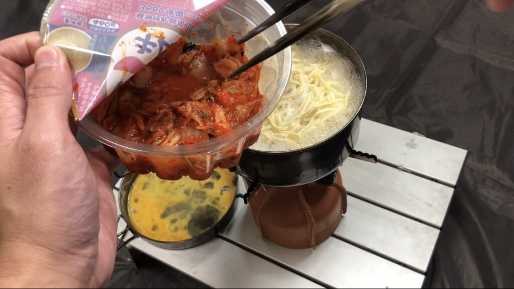 【アラフォー男子の簡単おうちキャンプご飯⑮】｜「キムチーたま味噌ラーメン」