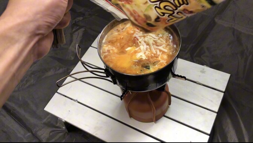 【アラフォー男子の簡単おうちキャンプご飯⑮】｜「キムチーたま味噌ラーメン」