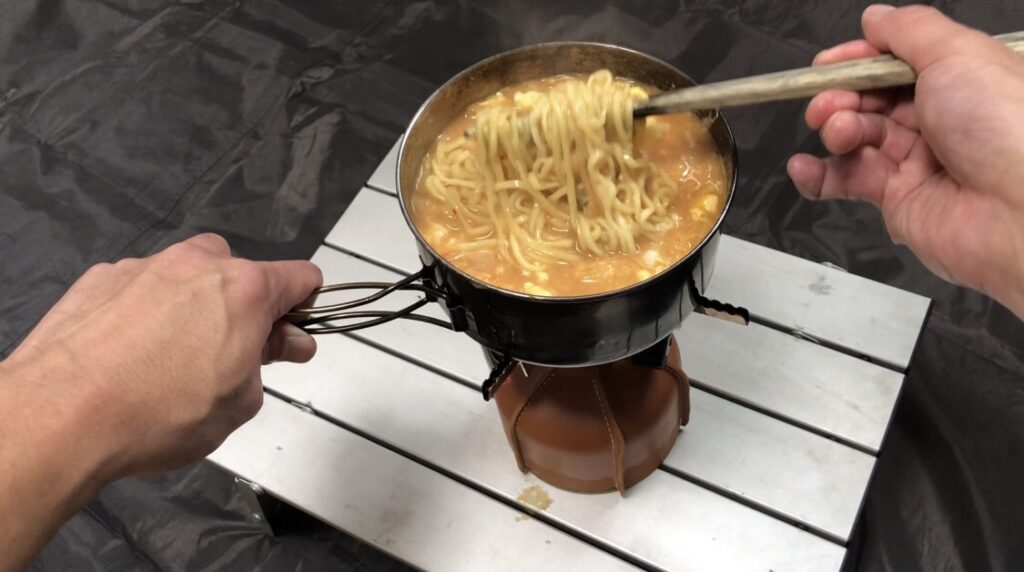 【アラフォー男子の簡単おうちキャンプご飯⑮】｜「キムチーたま味噌ラーメン」