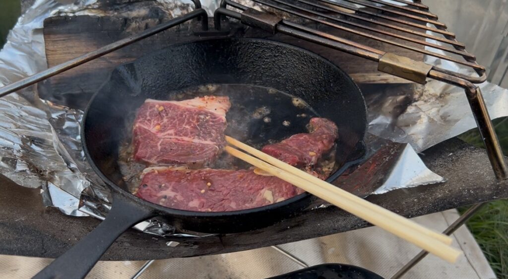「ふもとっぱらキャンプ場」 2025年 GW家族キャンプレポ|富士山とカレーとロピアの適霜肉ステーキ!そして悲劇の撤収へ…|【アラフォー男子のキャンプブログ㉚】