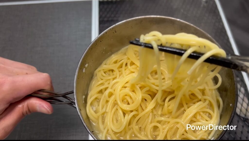 「アーリオ・オーリオ」をワンパン&ゆで汁なしで作って頂きます!|キャンプ道具で作る簡単ご飯
