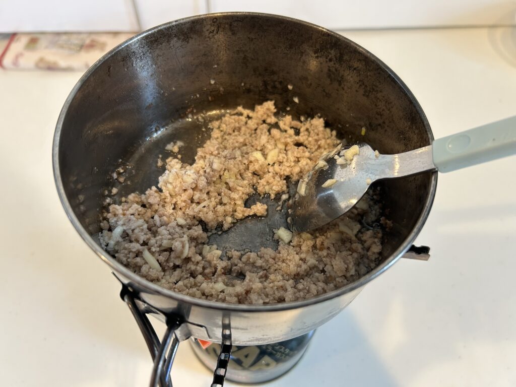 【マルちゃん正麺醤油 ニュータンタン風アレンジ】|にんにくと唐辛子のパンチが病みつき!|「男の簡単料理レシピ」