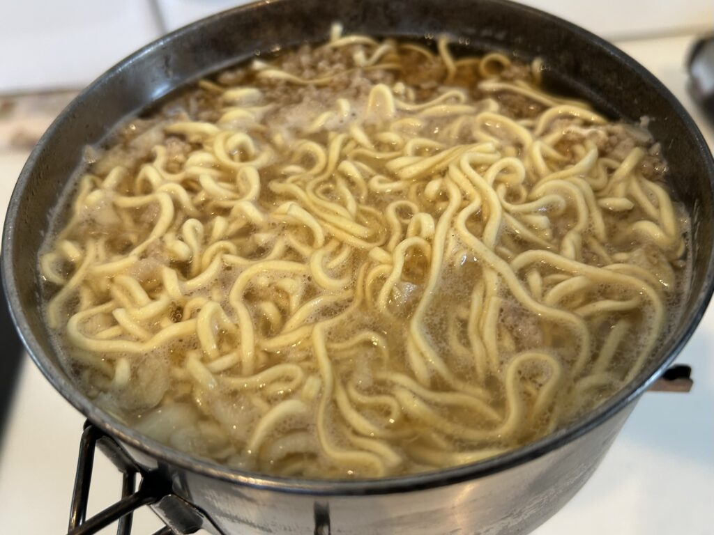 【マルちゃん正麺醤油 ニュータンタン風アレンジ】|にんにくと唐辛子のパンチが病みつき!|「男の簡単料理レシピ」
