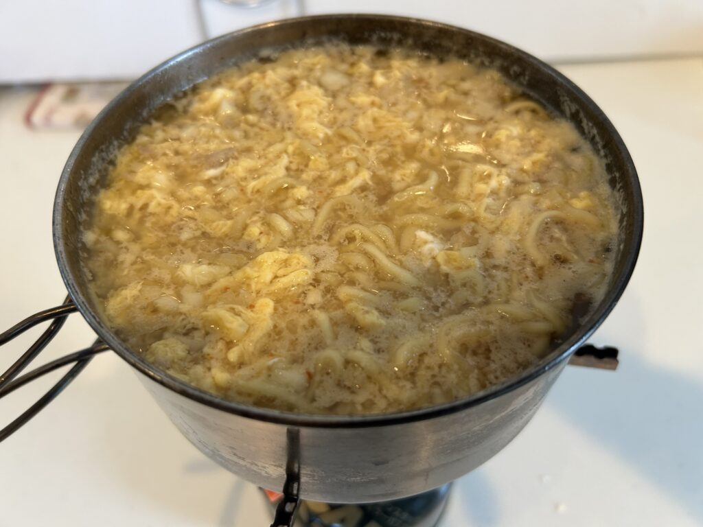 【マルちゃん正麺醤油 ニュータンタン風アレンジ】|にんにくと唐辛子のパンチが病みつき!|「男の簡単料理レシピ」
