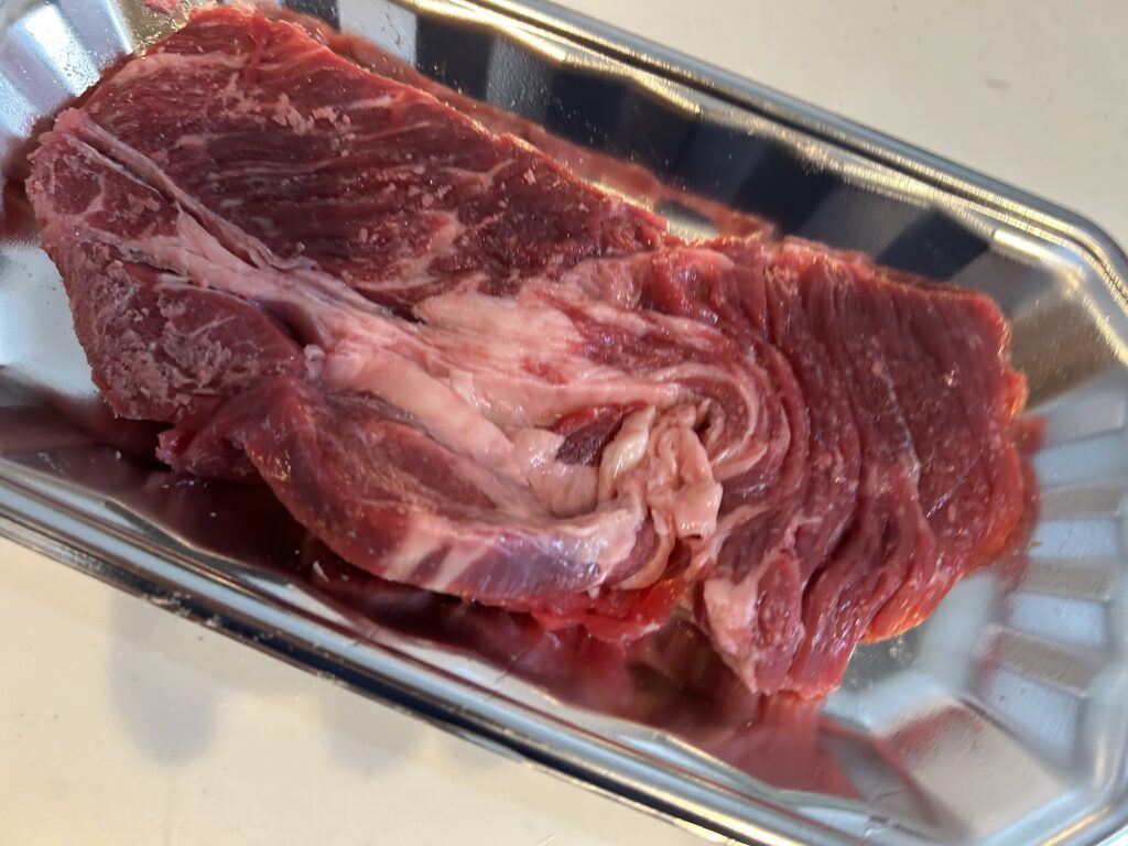 「ステーキの下ごしらえと焼き方」を動画で学び、100ℊ205円の牛肉で実践！｜「男の簡単料理レシピ」