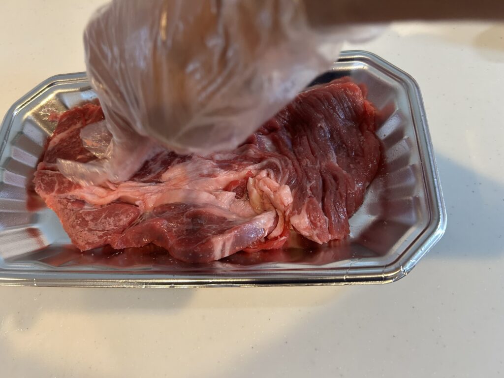 「ステーキの下ごしらえと焼き方」を動画で学び、100ℊ205円の牛肉で実践したら…｜「男の簡単料理レシピ」