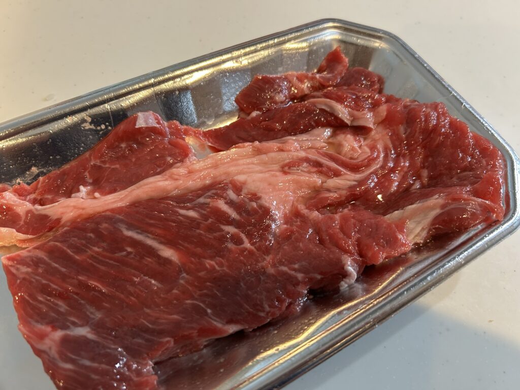 「ステーキの下ごしらえと焼き方」を動画で学び、100ℊ205円の牛肉で実践！｜「男の簡単料理レシピ」