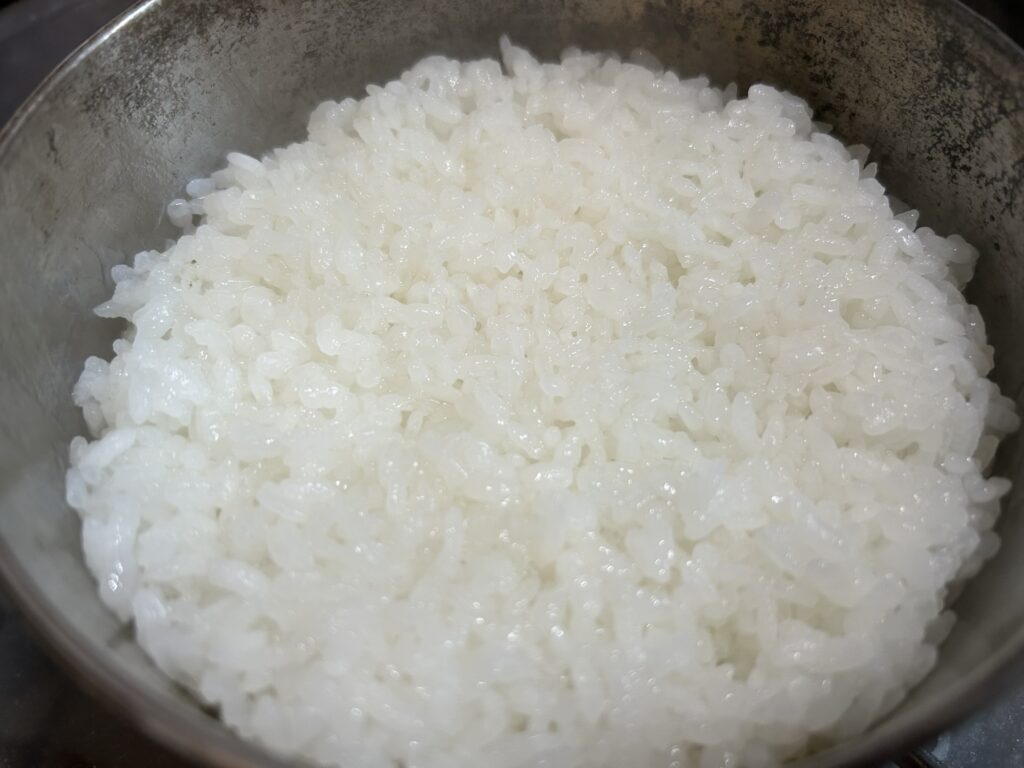 【牛ステーキ丼】~ガス炊きご飯にスキレットで焼いた牛肉を乗せて~|「男の簡単料理レシピ」