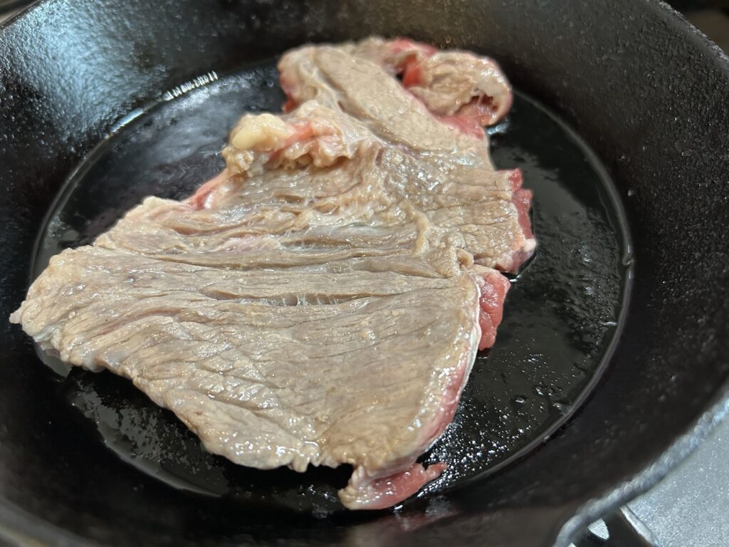 「ステーキの下ごしらえと焼き方」を動画で学び、100ℊ205円の牛肉で実践！｜「男の簡単料理レシピ」