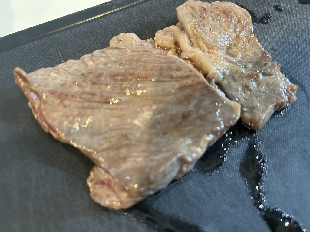 「ステーキの下ごしらえと焼き方」を動画で学び、100ℊ205円の牛肉で実践！｜「男の簡単料理レシピ」