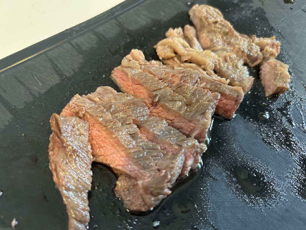 「ステーキの下ごしらえと焼き方」を動画で学び、100ℊ205円の牛肉で実践！｜「男の簡単料理レシピ」