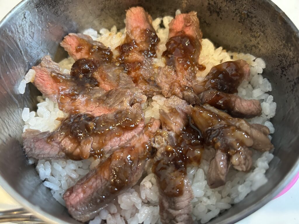 【牛ステーキ丼】~ガス炊きご飯にスキレットで焼いた牛肉を乗せて~|「男の簡単料理レシピ」