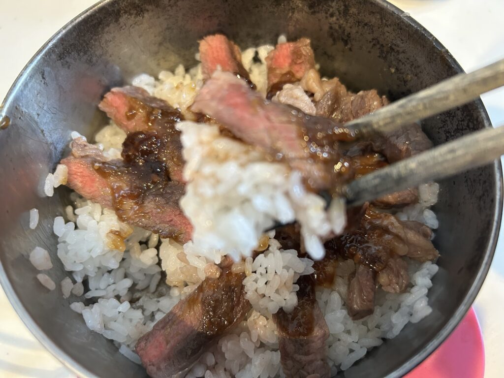 【牛ステーキ丼】~ガス炊きご飯にスキレットで焼いた牛肉を乗せて~|「男の簡単料理レシピ」