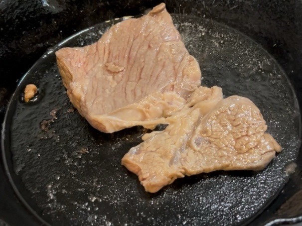 【牛ステーキ丼】~ガス炊きご飯にスキレットで焼いた牛肉を乗せて~|「男の簡単料理レシピ」