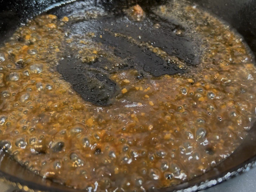 【牛ステーキ丼】~ガス炊きご飯にスキレットで焼いた牛肉を乗せて~|「男の簡単料理レシピ」