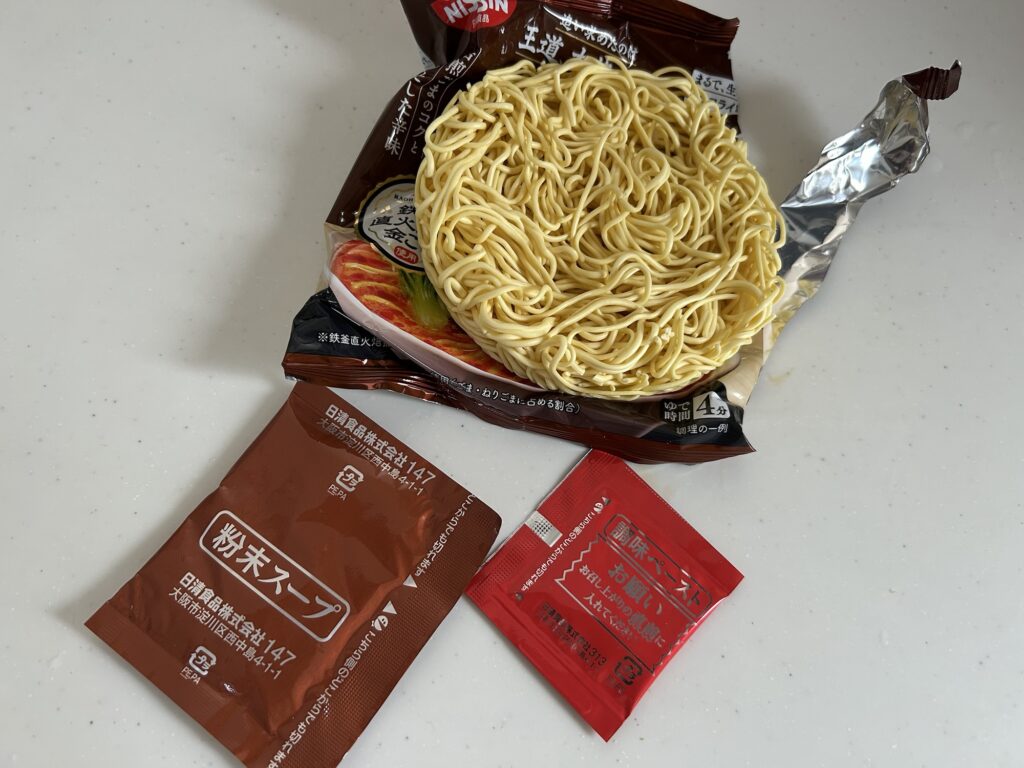 「日清 ラ王 坦々麵」辛もやしと玉ねぎ乗せアレンジ｜「男の簡単料理 レシピ」