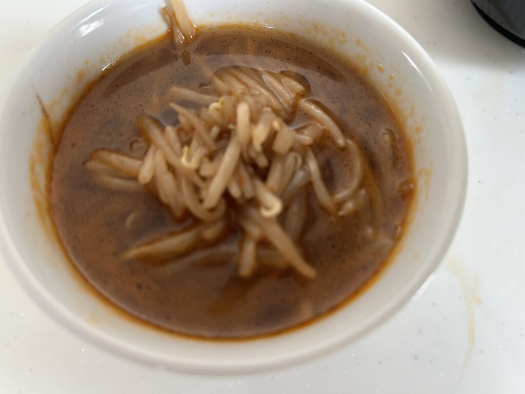 「日清 ラ王 坦々麵」辛もやしと玉ねぎ乗せアレンジ｜「男の簡単料理 レシピ」
