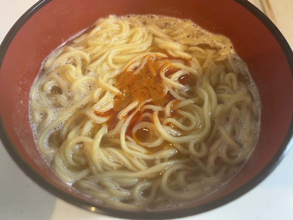 「日清 ラ王 坦々麵」辛もやしと玉ねぎ乗せアレンジ｜「男の簡単料理 レシピ」