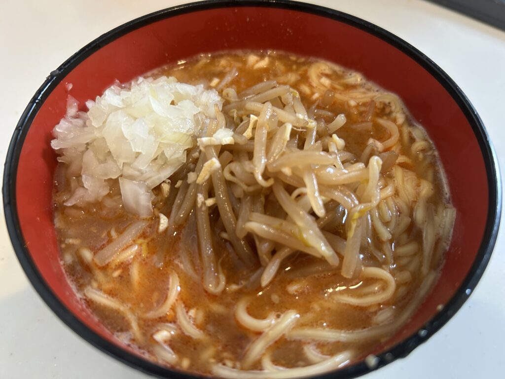 「日清 ラ王 坦々麵」辛もやしと玉ねぎ乗せアレンジ｜「男の簡単料理 レシピ」