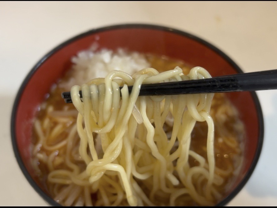 「日清 ラ王 坦々麵」辛もやしと玉ねぎ乗せアレンジ｜「男の簡単料理 レシピ」