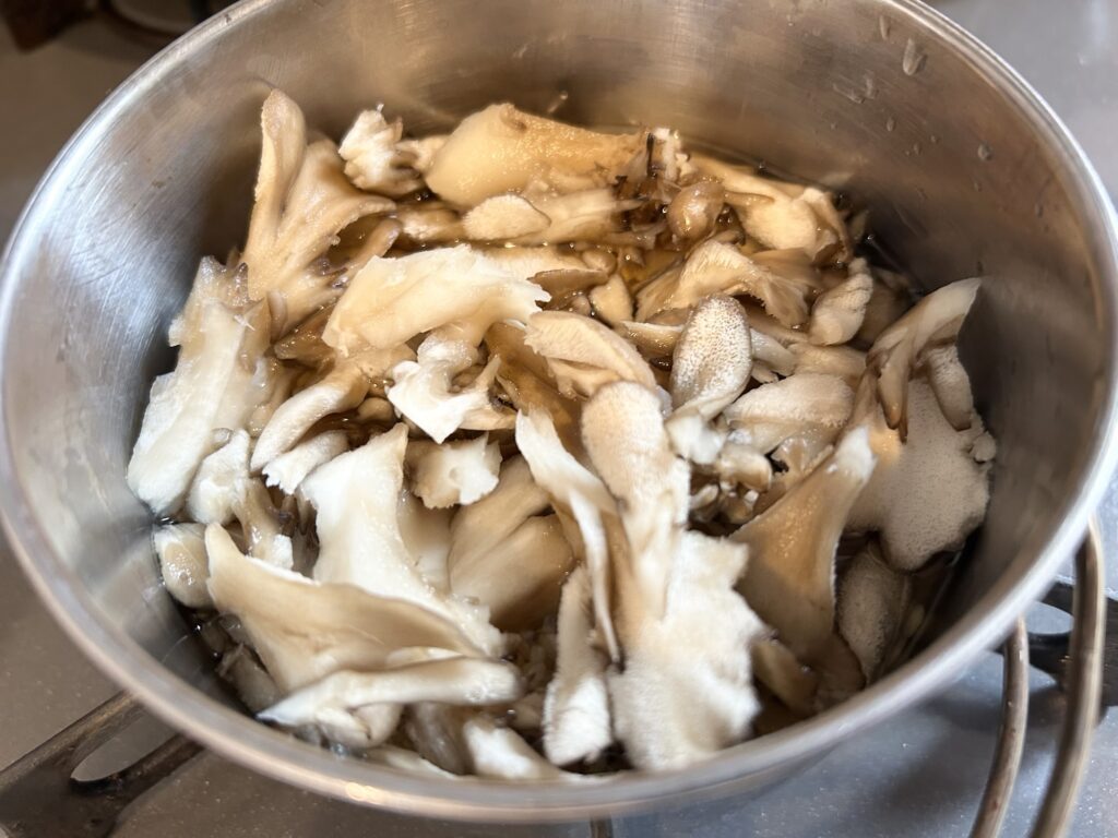 「俺が一番好きなきのこの簡単炊き込みご飯」の食材と作り方紹介&実食レビュー!|【男の料理】