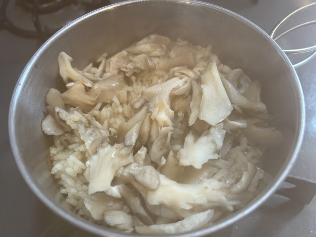 「俺が一番好きなきのこの簡単炊き込みご飯」の食材と作り方紹介&実食レビュー!|【男の料理】