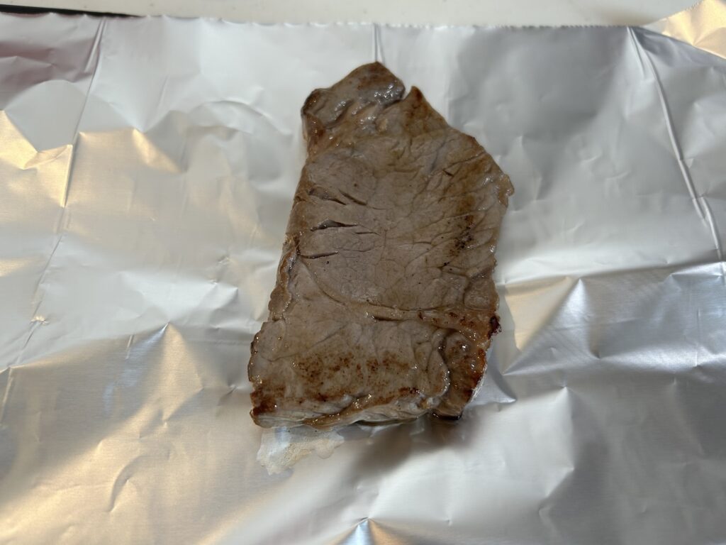 「サーロインステーキ ユッケ風」のレシピ＆実食レビュー｜タレは3つの調味料で簡単！【男の料理】