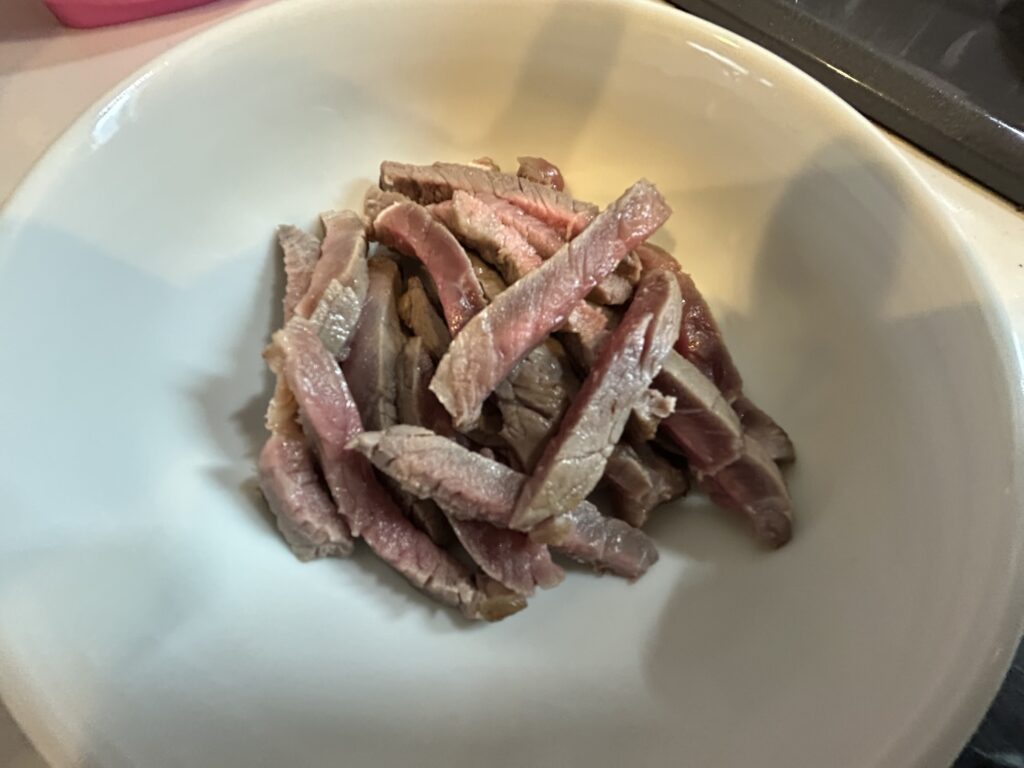 「サーロインステーキ ユッケ風」のレシピ＆実食レビュー｜タレは3つの調味料で簡単！【男の料理】