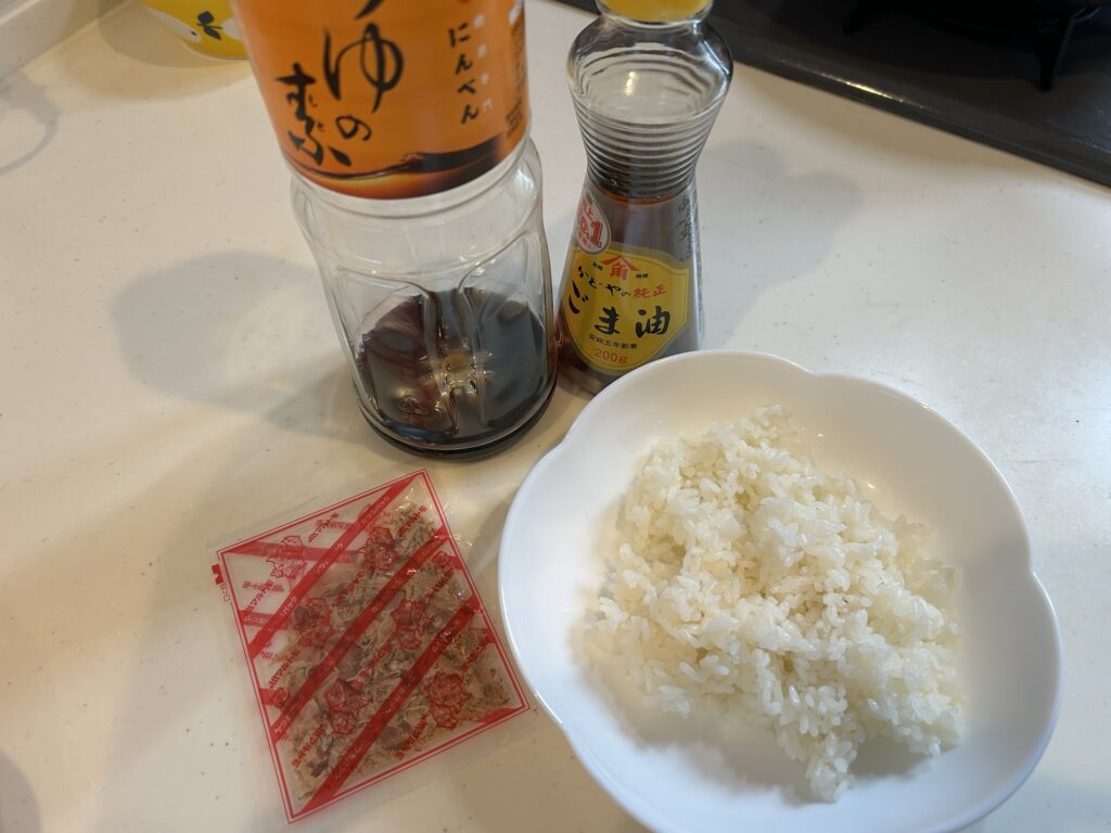 【男の料理】「麺つゆ鰹節チャーハン」のレシピと実食レビュー|計4つの食材と調味料で作れる簡単炒飯