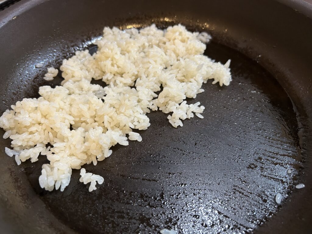 【男の料理】「麺つゆ鰹節チャーハン」のレシピと実食レビュー|計4つの食材と調味料で作れる簡単炒飯