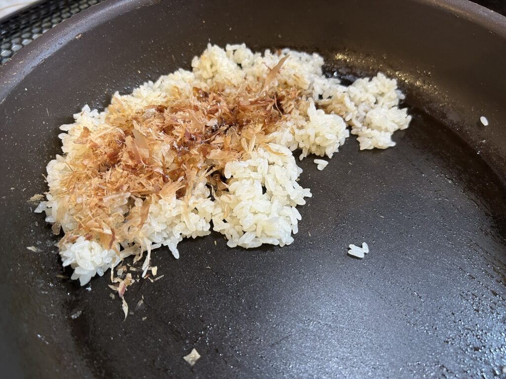 【男の料理】「麺つゆ鰹節チャーハン」のレシピと実食レビュー|計4つの食材と調味料で作れる簡単炒飯