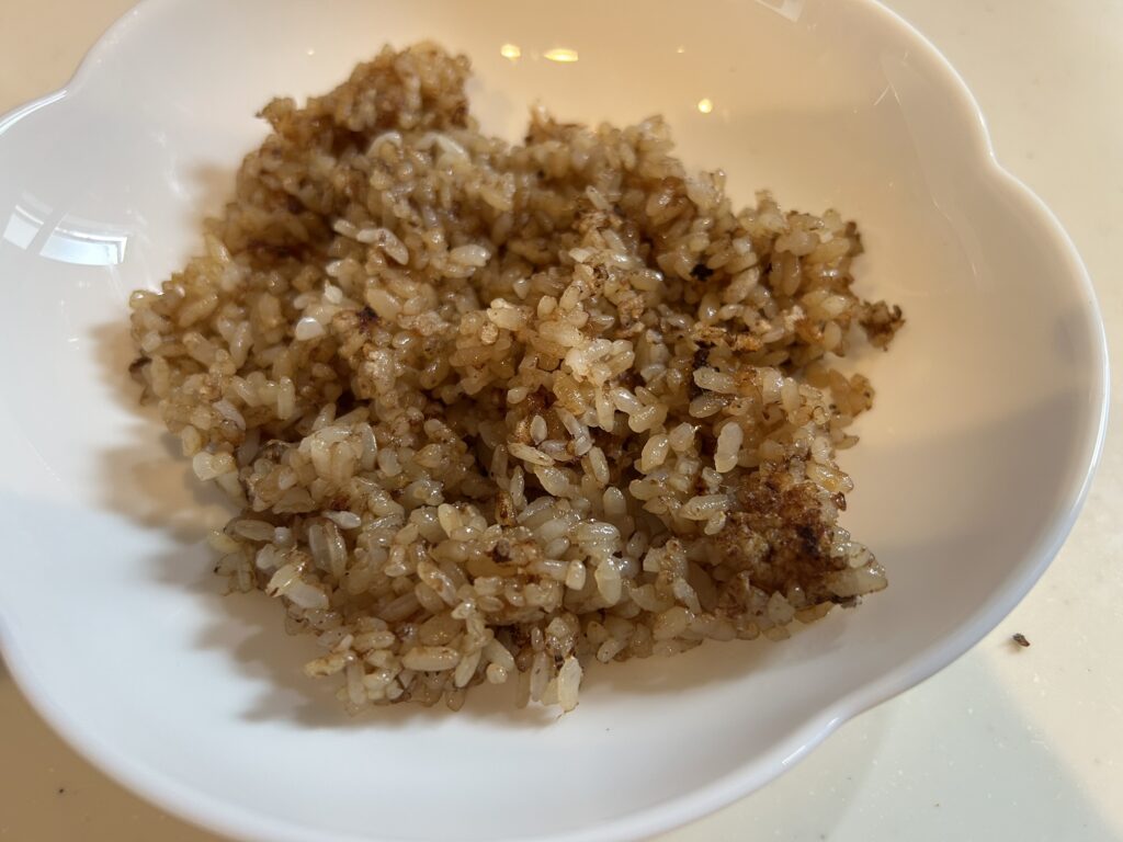 【男の料理】「麺つゆ鰹節チャーハン」のレシピと実食レビュー|計4つの食材と調味料で作れる簡単炒飯