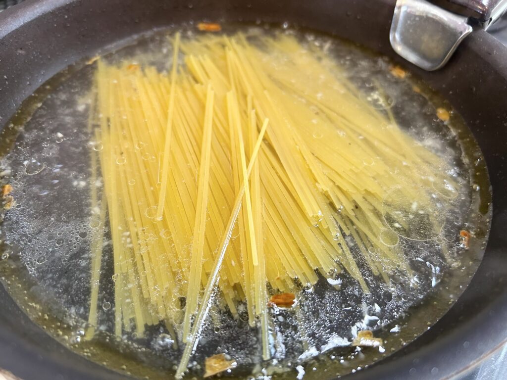 【男の簡単料理】ワンパン「アーリオ・オーリオ・エ・ペペロンチーノ」のレシピと実食レビュー