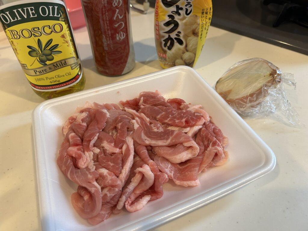 【男の料理】「豚肉と玉ねぎの生姜焼き」のレシピと実食レビュー!|味付けは麺つゆで簡単に!