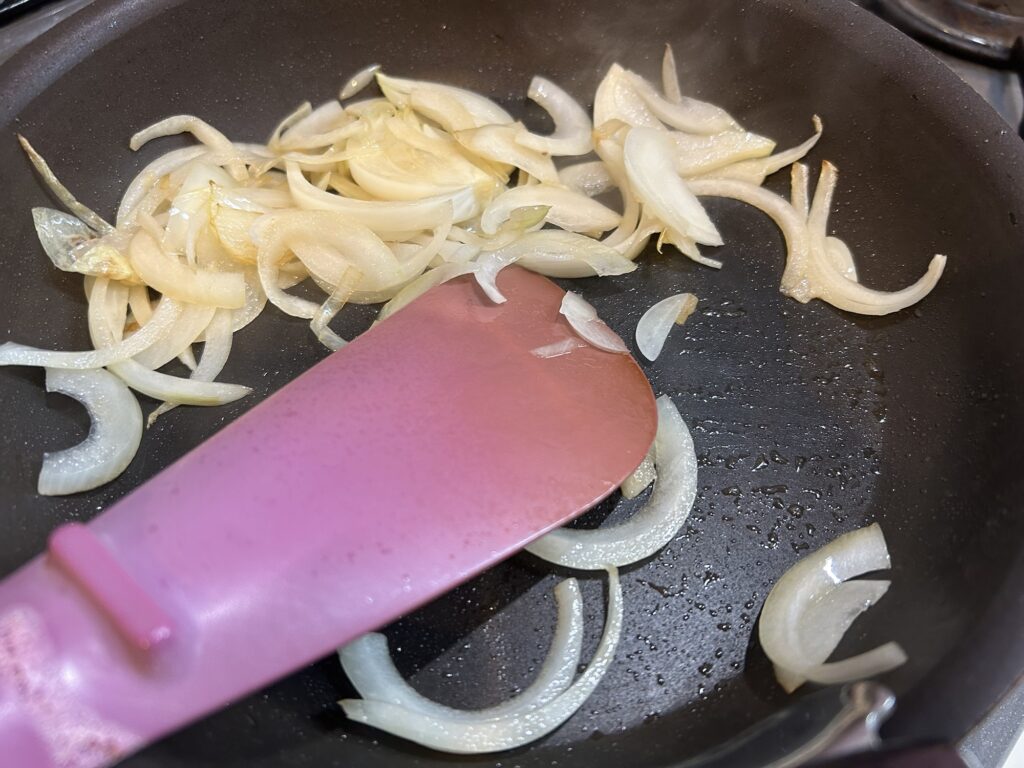 【男の料理】「豚肉と玉ねぎの生姜焼き」のレシピと実食レビュー!|味付けは麺つゆで簡単に!