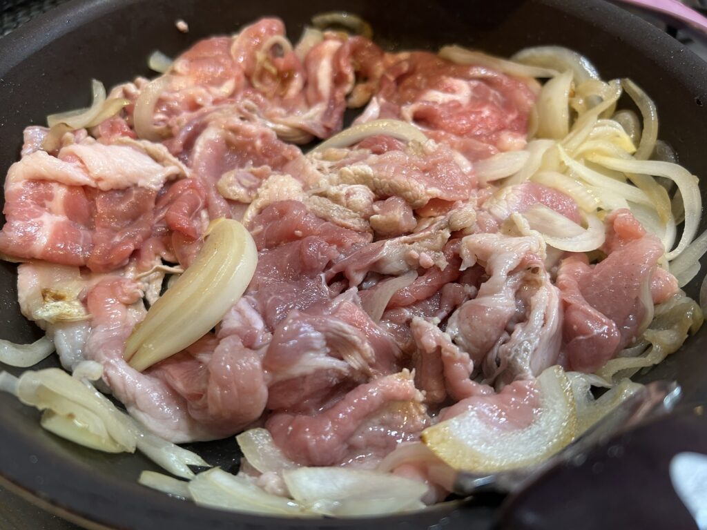 【男の料理】「豚肉と玉ねぎの生姜焼き」のレシピと実食レビュー!|味付けは麺つゆで簡単に!