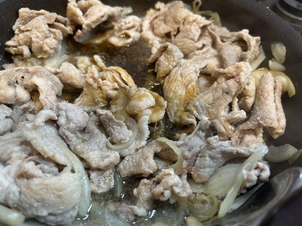【男の料理】「豚肉と玉ねぎの生姜焼き」のレシピと実食レビュー!|味付けは麺つゆで簡単に!