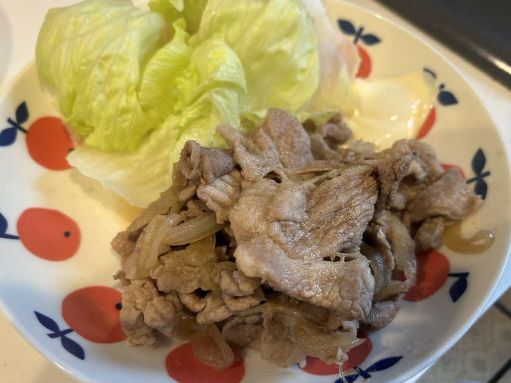 【男の料理】「豚肉と玉ねぎの生姜焼き」のレシピと実食レビュー!|味付けは麺つゆで簡単に!