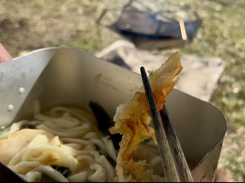 【キャンプレポ㉛】「府中郷土の森公園」で秋のソロデイキャンプ！｜タープを張り、鍋焼きうどんを食う