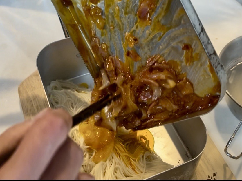 「アラビアータ風そうめん」レシピ＆実食レポ！｜メスティン１つでも出来るよ！【男の簡単料理】