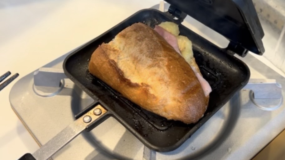 【おうちキャンプ飯】エルビスサンド｜日村さん絶賛のサンドをホットサンドメーカーで｜40代男が味わう禁断の組み合わせ