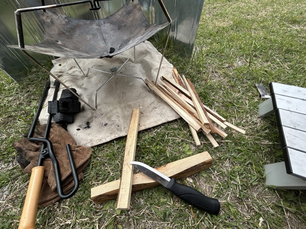 焚き火台、モーラナイフ、バトニングした薪|無骨ソロデイキャンプS2-1@府中郷土の森|