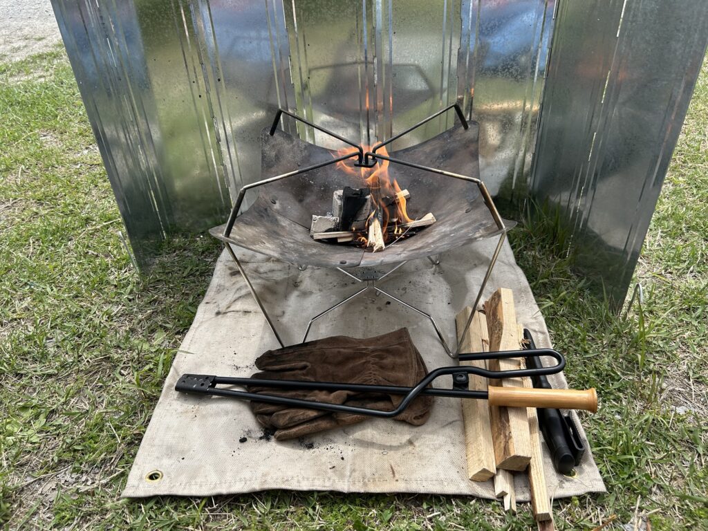 焚き火を灯す|無骨ソロデイキャンプS2-1@府中郷土の森|