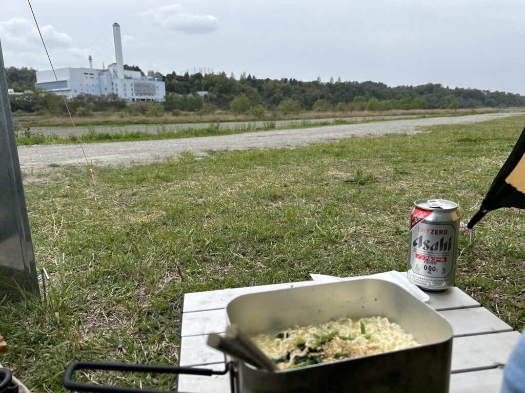 サッポロ一番塩とアサヒドライゼロと眼前の景色|無骨ソロデイキャンプS2-1@府中郷土の森|