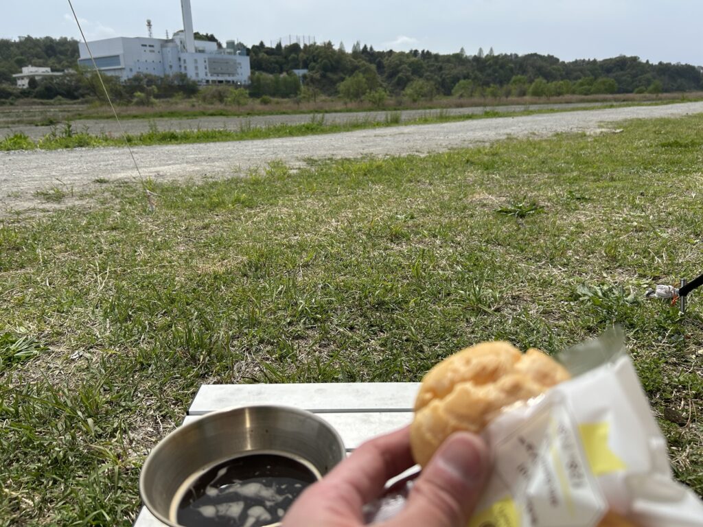 ファミマのミルクカスタードシューとホットコーヒーでおやつ|無骨ソロデイキャンプS2-1@府中郷土の森|