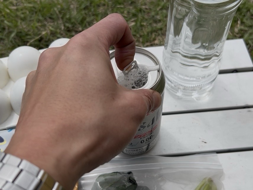 アサヒドライゼロをプシュっと開ける|無骨ソロデイキャンプS2-1@府中郷土の森|